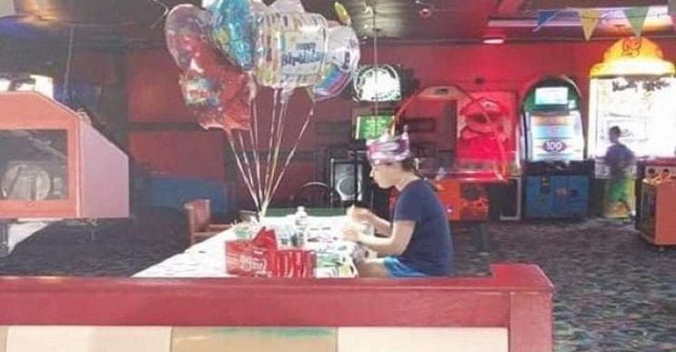 La historia de Hallee: La niña autista a la que decepcionaron en su cumpleaños