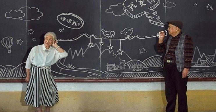Pareja de ancianos celebra sus 64 años de matrimonio de esta divertida manera