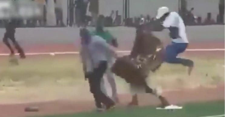 Dos chamanes se enfrentan a golpes minutos antes de un partido de fútbol en Ghana