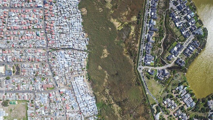 El impactante límite entre ser rico y pobre en África