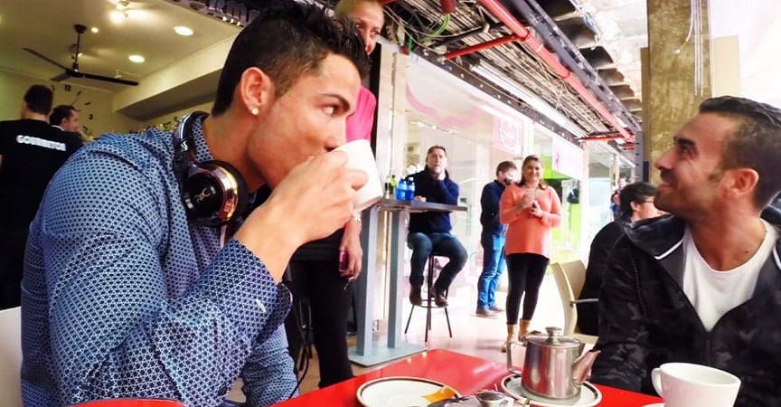 El problema de ser Cristiano Ronaldo cuando va por una taza de té