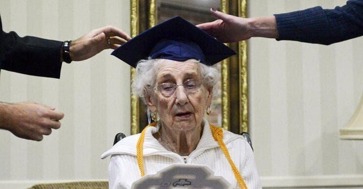 Esta anciana recibió su título escolar a los 97 años. Nunca es tarde para seguir tus sueños