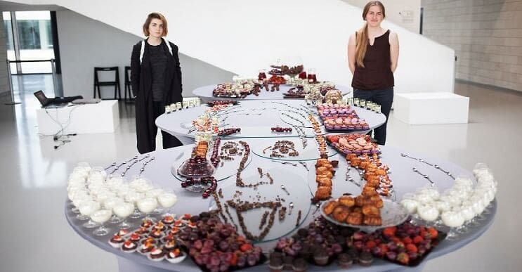 Esta forma de presentar comida muestra a personajes desde un solo ángulo