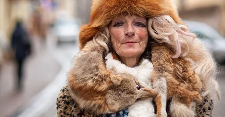 Esta mujer que vive en la calle se ha convertido diva y sensación en Internet