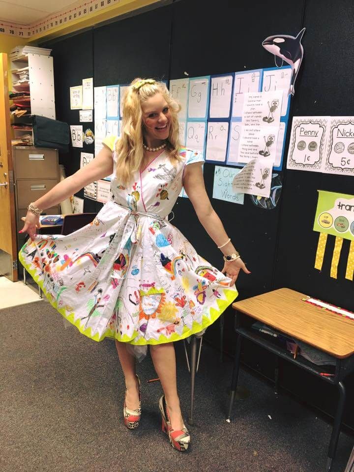 Esta profesora dejó que sus alumnos firmen su vestido por el fin del año escolar