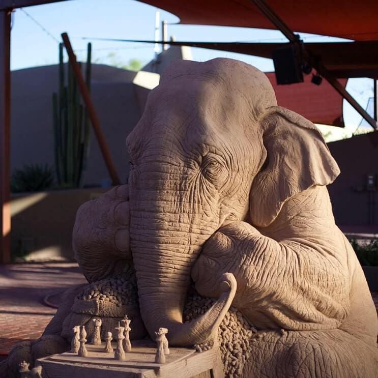 Este elefante de arena jugando ajedrez con un ratón ha causado sensación