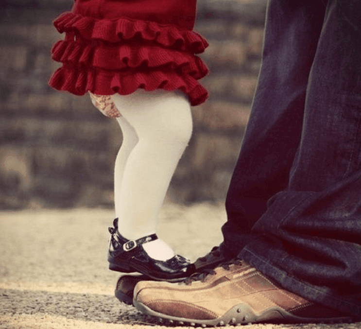 Este padre fue abandonado por tener una enfermedad y se ha convertido en un ejemplo de persona
