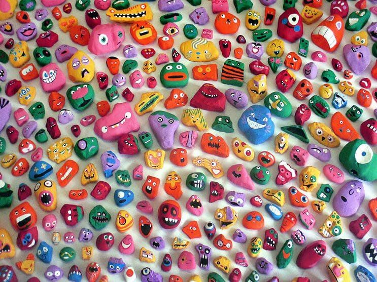 Este padre ha recogido casi 1,000 piedras de la playa y las han convertido en divertidos personajes
