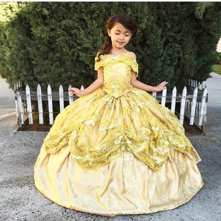 Este papá diseñador crea los más fabulosos vestidos para sus hijas