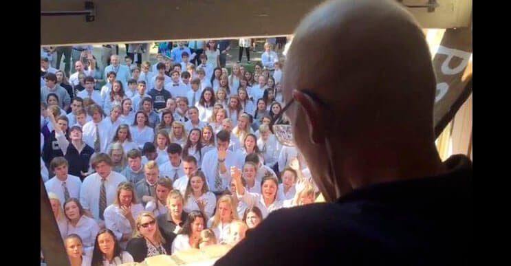 Este profesor con cáncer miró por su ventana y alguien le dedicó una canción