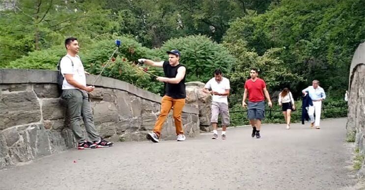 Este sujeto odia los selfie sticks y se lo hace saber al mundo, cortándolos