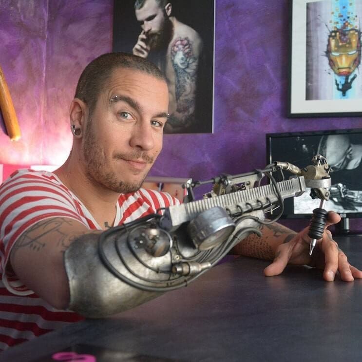 Este tatuador perdió un brazo y ahora tiene la primera prótesis para tatuar