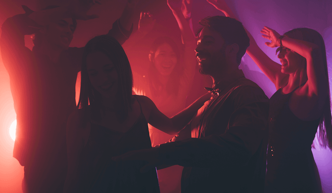 Cómo sacar fotos de fiestas en discotecas con poca luz