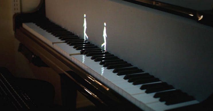 Hologramas de figuras humanas y de animales enseñan a tocar el piano