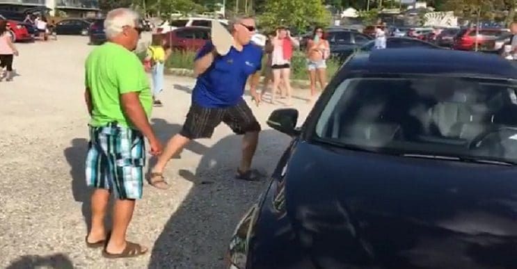 La compasión de este hombre salvó a este perrito de la grave situación en la que estaba