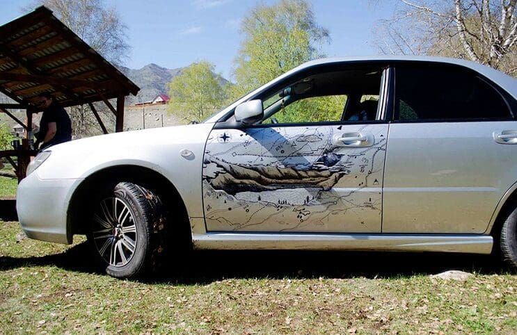 La manera más artística y original de solucionar los golpes en tu carro