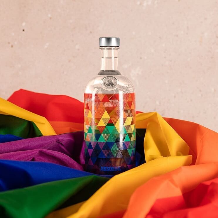 La nueva botella de Absolut inspirada en los colores de la bandera LGBTI