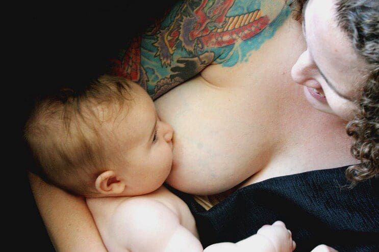 Lo que dicen los expertos de las madres con tatuajes que dan de lactar a sus hijos