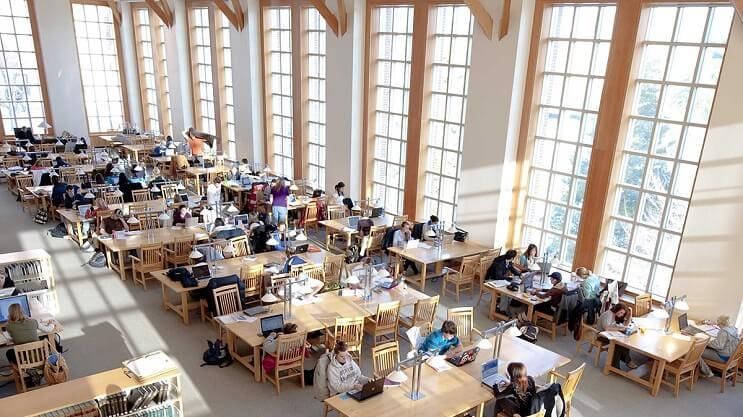 Lo que este bibliotecario hizo con los ahorros de su vida es digno de admirar