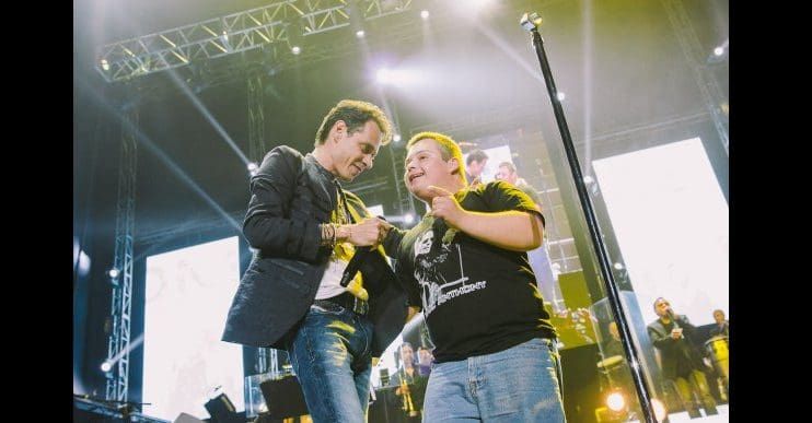Marc Anthony cumplió sueño de niño con síndrome de Down luego de invitarlo a cantar
