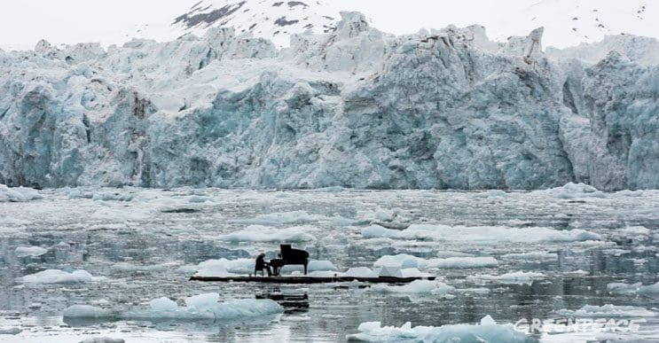 Pianista Ludovico Einaudi nos muestra una arriesgada presentación por un noble motivo