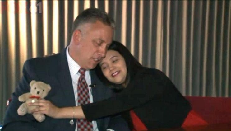 Policía salvó la vida de una niña de 5 años y 18 años después asistió su graduación