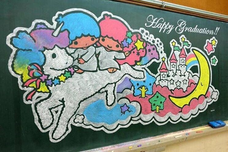 Profesor Japonés incentiva a sus alumnos haciendo obras de arte en su pizarra