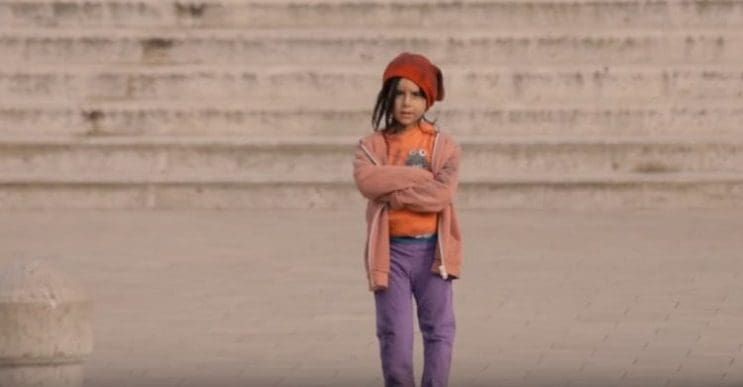 ¿Qué harías si vieras a una niña sola en la calle?