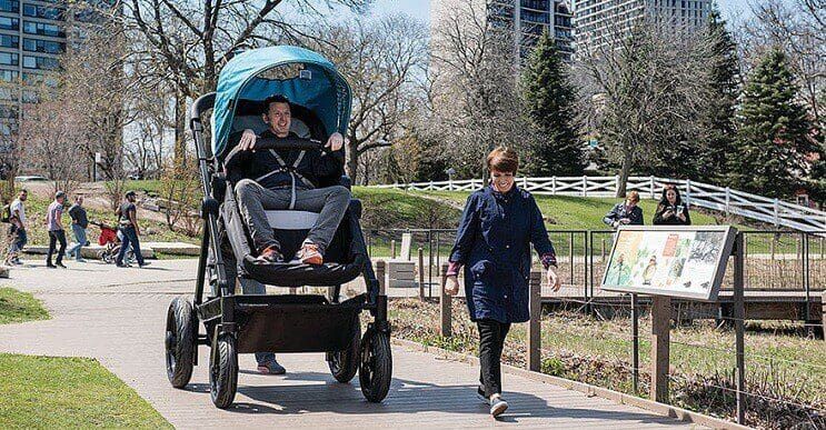 Un coche gigante para que los padres puedan probarlo antes de comprarlo