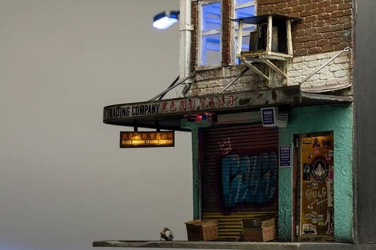 Un gigante con una pasión por el arte en miniatura