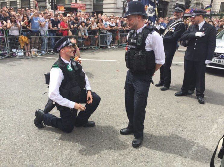 Un policía hace una propuesta muy especial que nos muestra de que se trata realmente el amor