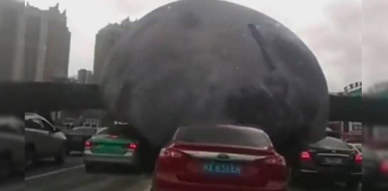Una luna desata pánico en la China