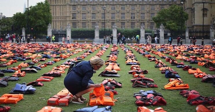 Utilizan chalecos salvavidas de los refugiados para hacer un cementerio en la Plaza Parlamentaria de Londres