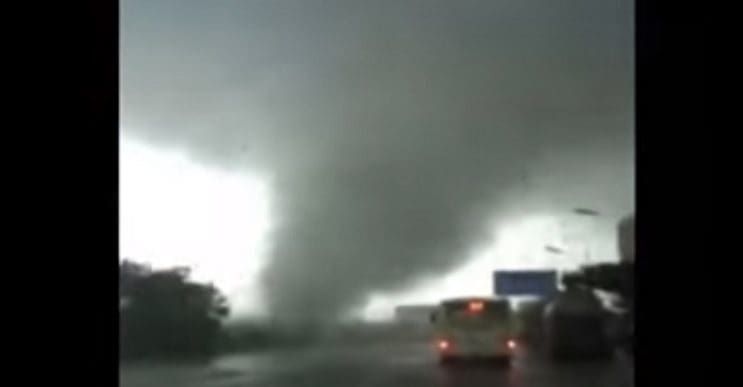 Impresionantes videos muestran el destructivo paso del tornado que azotó a China