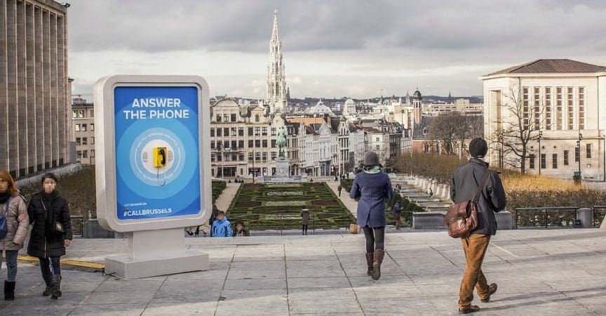 Bruselas busca levantar su imagen con la ayuda de un misterioso teléfono y sus propios ciudadanos