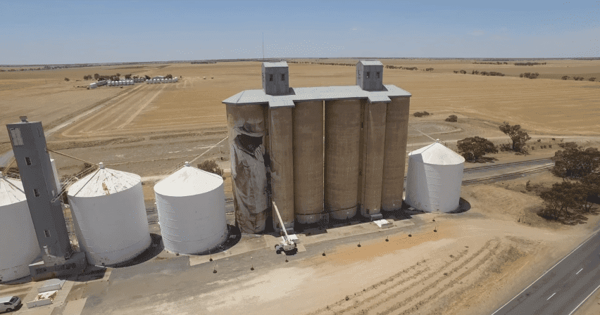 Contenedores gigantes son el principal centro de atracción en un &nbsp;pueblo de Australia