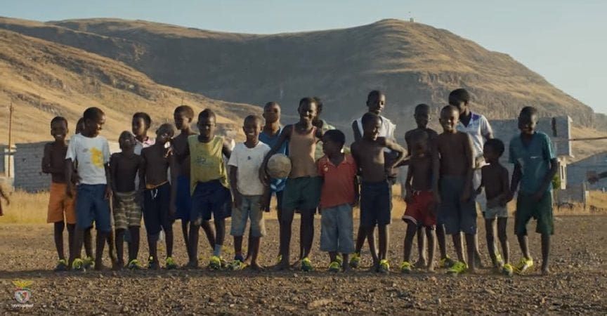 ¿Por qué los niños pobres de Portugal juegan fútbol con un solo zapato? La respuesta los sorprenderá