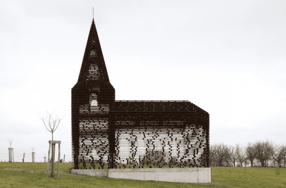 Una iglesia que parece querer desaparecer cuando es vista por diversos ángulos