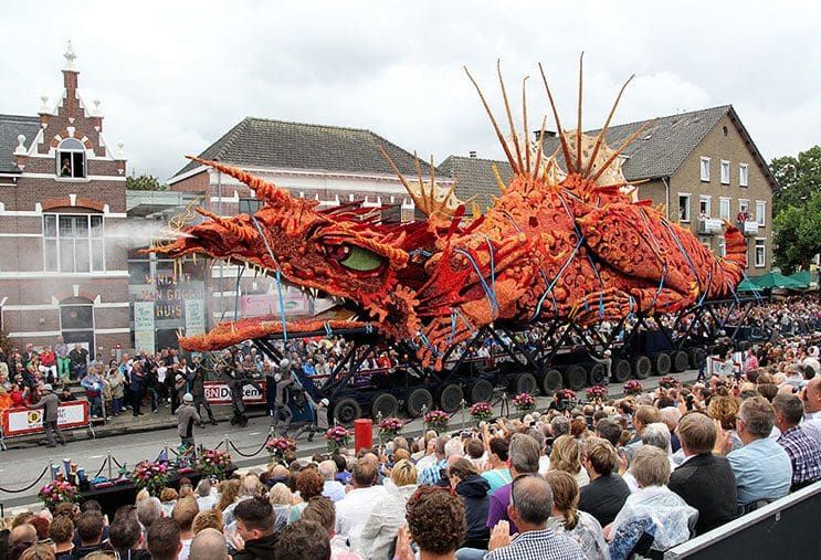 Un desfile donde las flores se apoderan de todos los escenarios